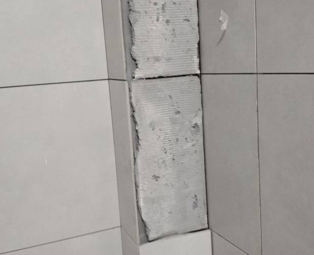 白云鄂博瓷砖空鼓维修公司分享下瓷砖施工前基层浇水润湿程度不足，可能导致以下问题