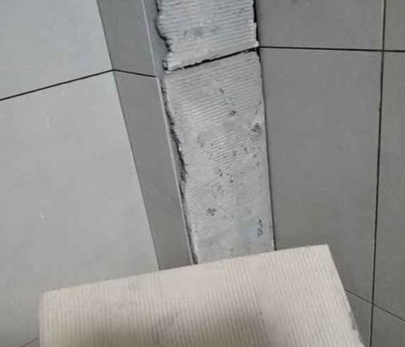 白云鄂博瓷砖空鼓维修公司分享下厨房瓷砖脱落的补救措施。